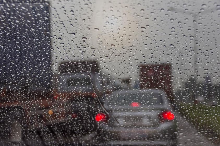 Regen in Dubai durch ein Fenster gesehen.