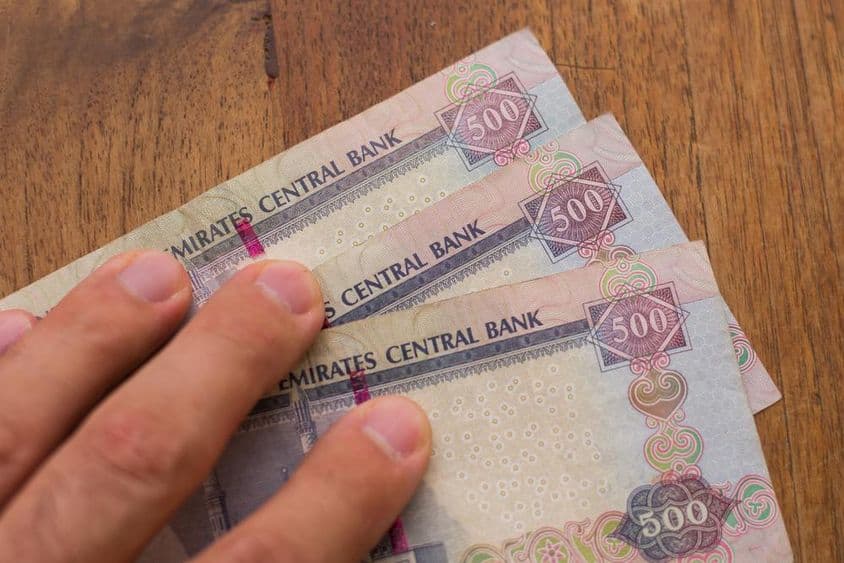 Fünfhundert Dirham-Banknoten auf einem Tisch.