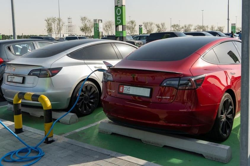 Dubai, Vereinigte Arabische Emirate, Tesla-Ladestation für Elektrofahrzeuge.