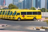 Reihe von gelben Dubai-Schulbussen, die draußen geparkt sind.