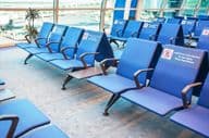 Reihen von Sitzen im Wartebereich eines Flughafens.