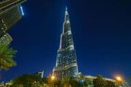 Burj Khalifa Turm bei Nacht, von unten gesehen, beleuchtet.