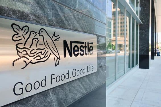 NESTLE USA - Eingang zum Hauptquartiergebäude mit Schild.