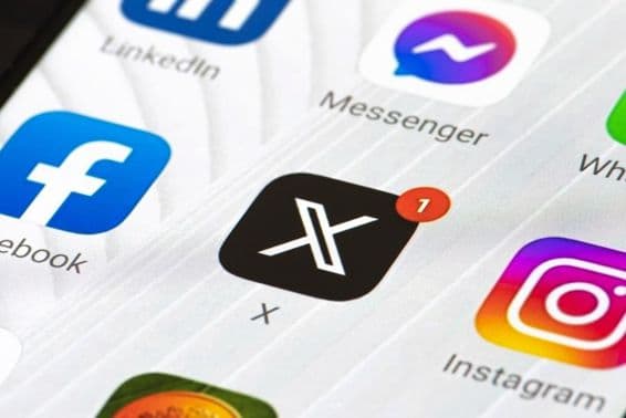 Twitter- oder X-Logo mit Anfangsbuchstaben und App auf Smartphone.