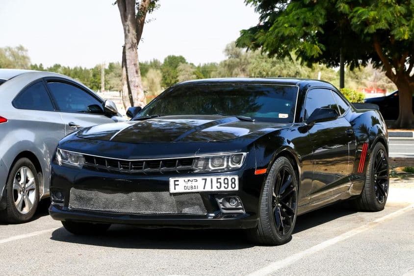 Ein Chevrolet Camaro auf der Stadtstraße.