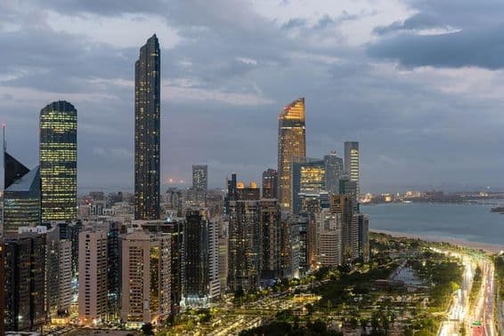 Abu Dhabi Skyline an einem bewölkten Tag.