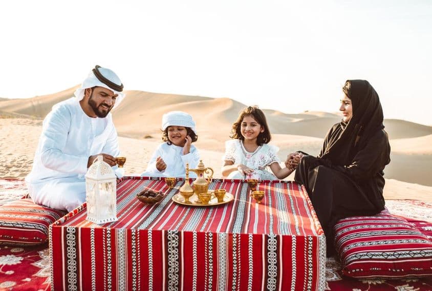 Arabische Familie verbringt ein Wochenende in der Wüste von Dubai.