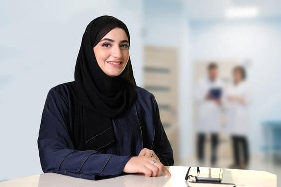 Einheimische emiratische Frau schaut nach vorne.