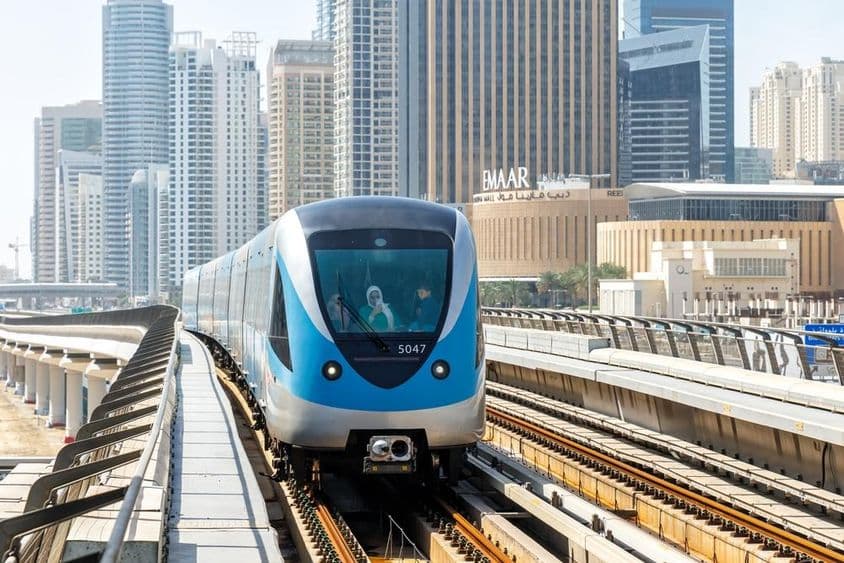 Dubai Metro Zug öffentlicher Verkehr nahe der Dubai Marina Station.