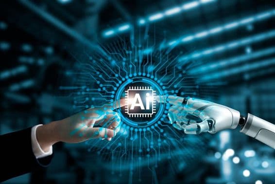 Roboter- und Menschenhände verbinden KI-Schaltkreis.