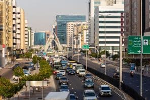 Tägliche Verkehrsstaus in der Stadt Dubai.