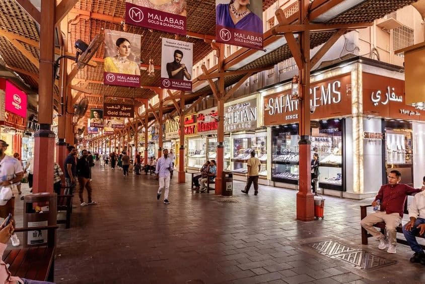 Straße mit Goldläden im Goldmarkt, Stadt Dubai.