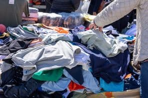 Verschiedene gefälschte Designer-Kleidungsstücke.