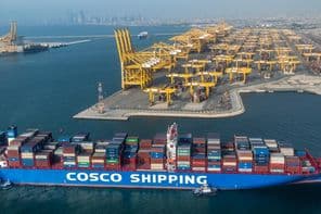 Cosco Shipping Lines Containerschiff aus China im Hafen von Jebel Ali, Dubai.