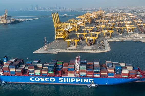 Cosco Shipping Lines Containerschiff aus China im Hafen von Jebel Ali, Dubai.