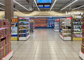 Waschmittel- und Haushaltsproduktabteilung in einem Supermarkt.