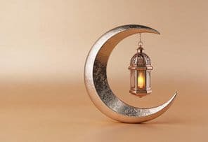 Dekorativer Halbmond mit leuchtender Ramadan-Lampe.