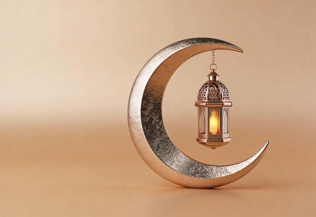 Dekorativer Halbmond mit leuchtender Ramadan-Lampe.