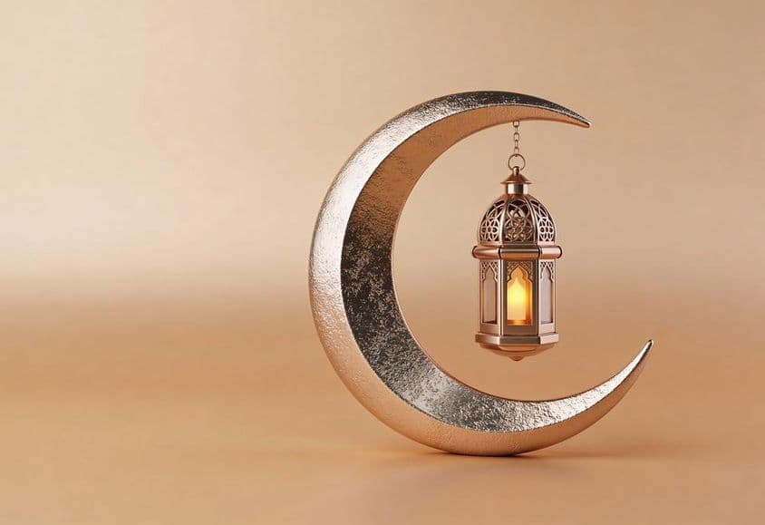 Dekorativer Halbmond mit leuchtender Ramadan-Lampe.