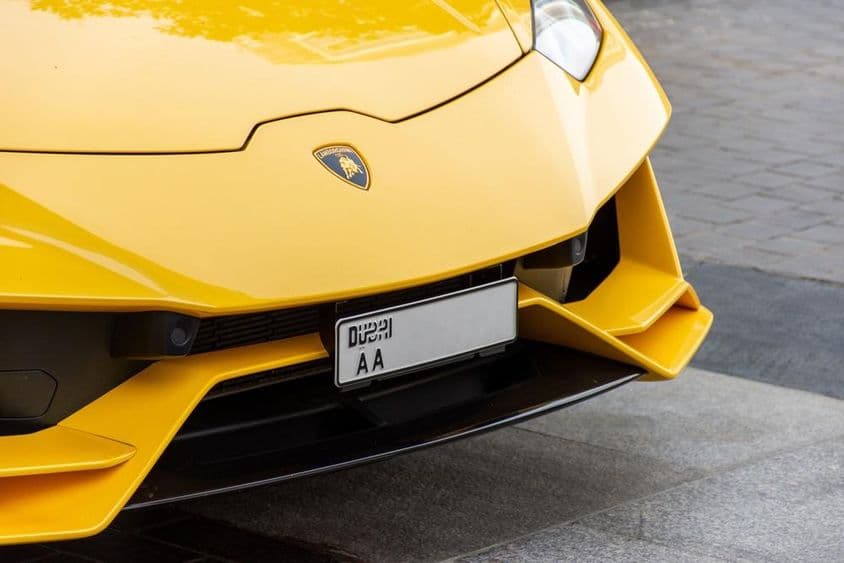Nahaufnahme des Lamborghini-Logos an der Fahrzeugfront.