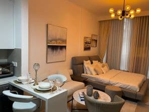 JVC, Dubai, Schlafzimmer mit intelligenten Annehmlichkeiten für ruhiges Wohnen.