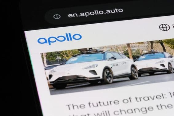 Baidu Apollo Markenlogo und Robotaxi auf der Webseite.