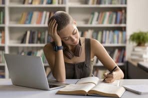 Linkshändige Teenagerin, Schülerin der High School, bereitet sich auf den Uni-Eintritt vor.