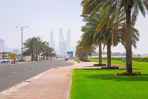 Straßen von Dubai am Jumeirah Beach.