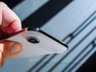 Eine Hand hält das neue Apple iPhone Air Smartphone.