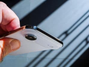 Eine Hand hält das neue Apple iPhone Air Smartphone.