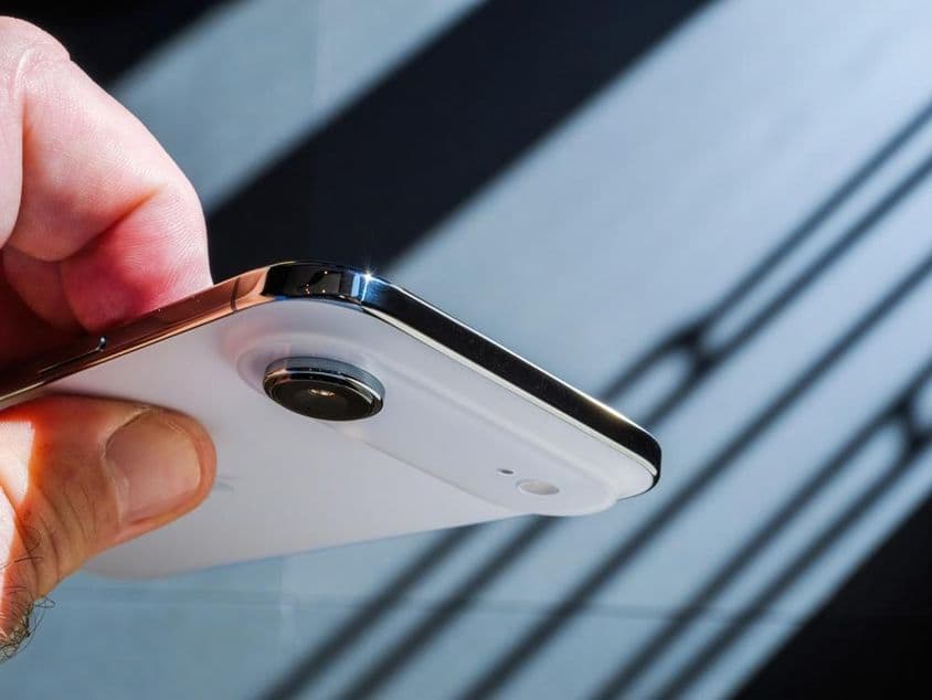 Eine Hand hält das neue Apple iPhone Air Smartphone.