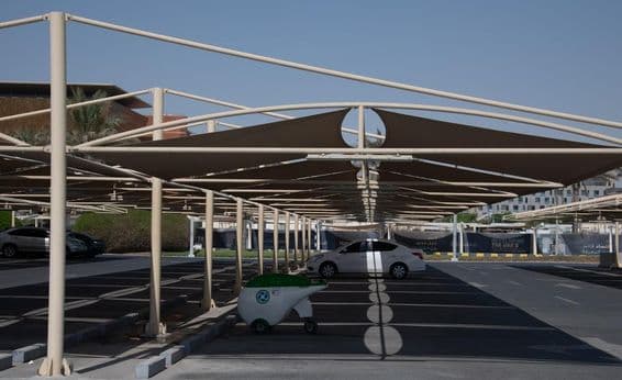 Stoffüberdachungen über Parkplätzen in Dubai.