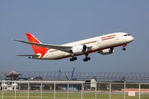 Ein Air India Boeing 787-8 Dreamliner startet.