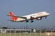 Ein Air India Boeing 787-8 Dreamliner startet.