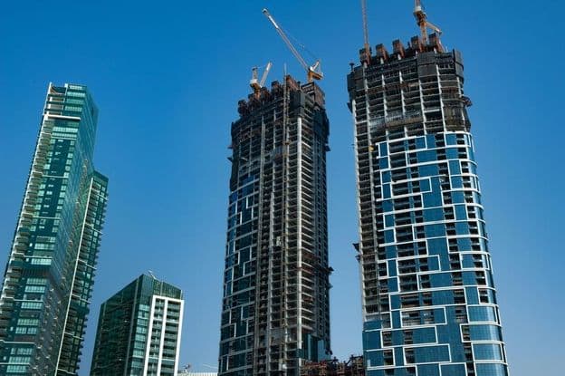 Moderne Wolkenkratzer-Wohnanlage im Bau am Meeresufer.