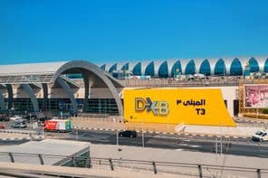 Eingang zum modernen Flughafen Terminal DXB in Dubai.
