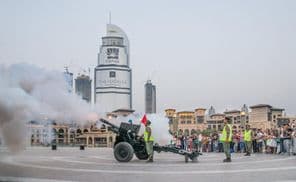 Kanonenabschuss bei Sonnenuntergang während des Monats Ramadan.