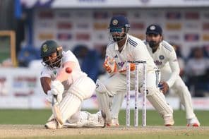 Cricketspieler auf dem Feld.