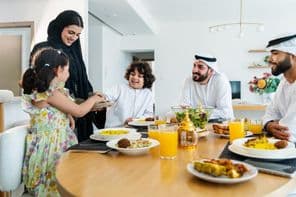Glückliche arabische Familie zusammen zu Hause nach dem Abendessen während des Ramadan.