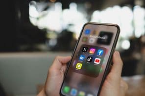 iPhone 15 Pro-Bildschirm mit Social-Media-App-Symbolen.