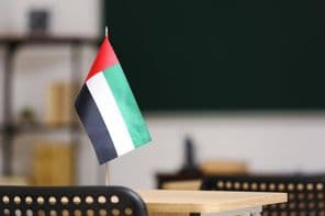 Die Flagge der Vereinigten Arabischen Emirate auf einem Schreibtisch im Klassenzimmer