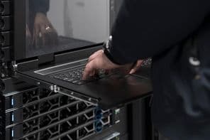 Ein Ingenieur benutzt einen Supercomputer in einem Serverraum.