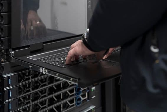Ein Ingenieur benutzt einen Supercomputer in einem Serverraum.