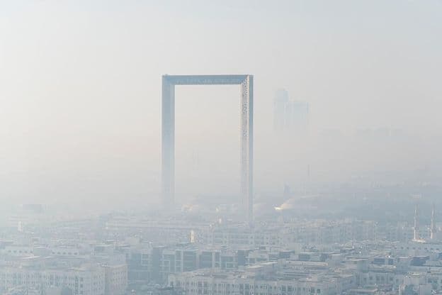 Atemberaubendes Panorama des größten goldenen Rahmens der Welt in Dubai.