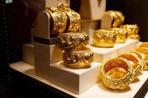 Goldschmuck, der in einem Schaufenster ausgestellt ist.