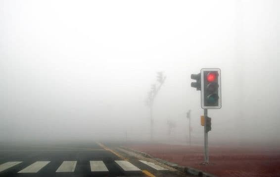 Nebel auf der Straße in Dubai.
