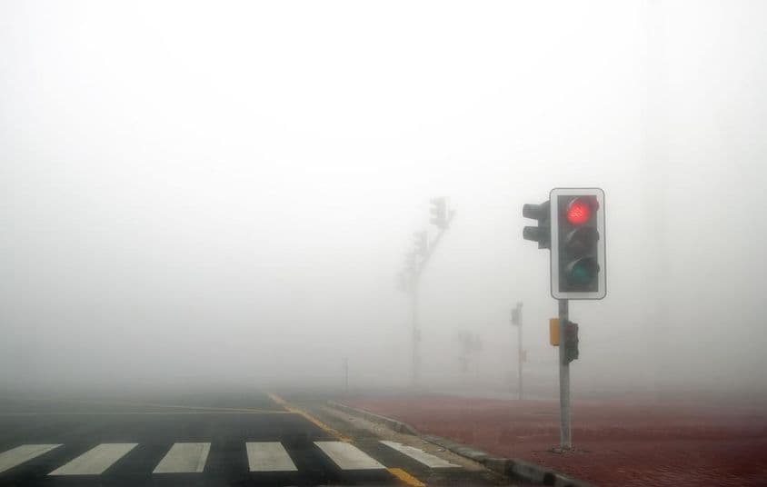 Nebel auf der Straße in Dubai.
