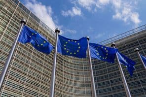 EU-Flaggen wehen im Wind.