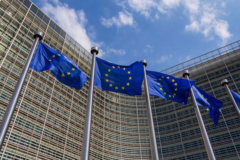 EU-Flaggen wehen im Wind.