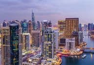 Luftaufnahme eines Autobahnknotenpunkts in Dubai.